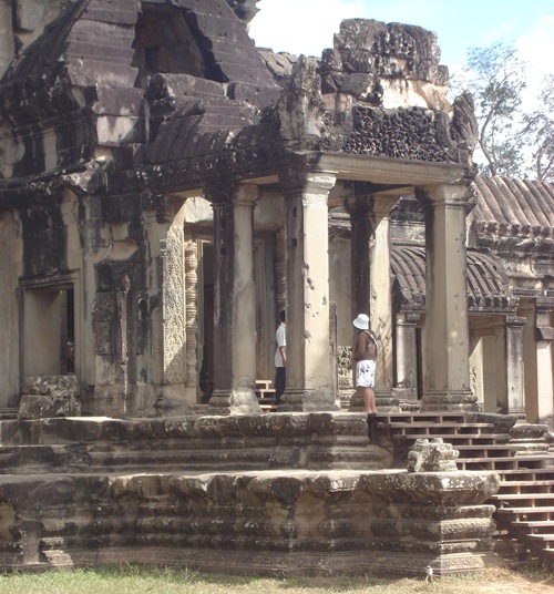 Die rechte Vorderseite von Angkor Wat. Die Einschusslöcher sind von Kämpfen zwischen den Roten Khmer und den Vietnamesen in 1978/79.